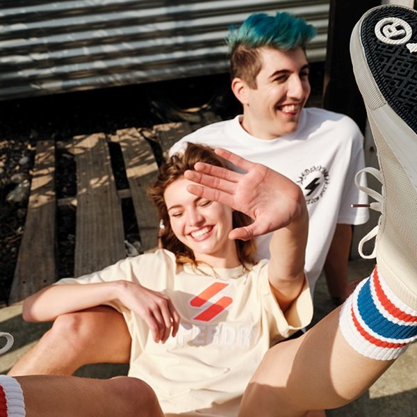 Ο Good Job Nicky ζει το καλοκαιρινό όνειρο της Superdry