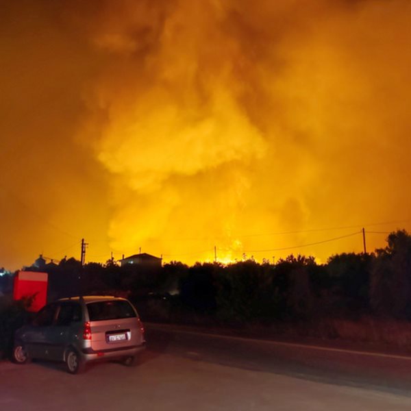 Συνεχίζεται η μάχη με τις φλόγες στην Βαρυμπόμπη