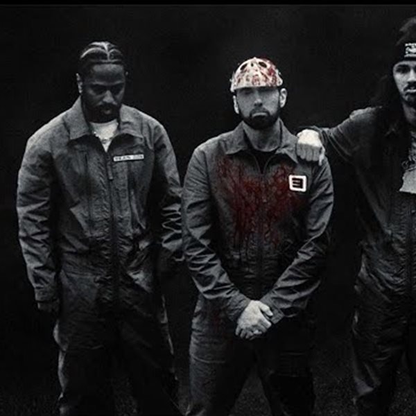 Στο Tobey, ο Eminem σκοτώνει το alter ego του με αλυσοπρίονο