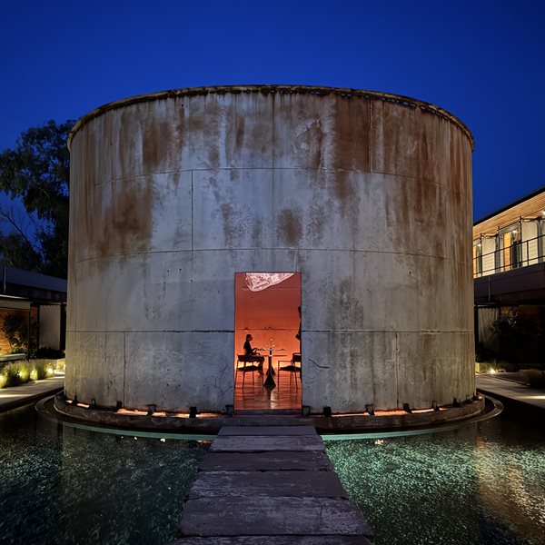 Ένα από τα πιο ξεχωριστά εστιατόρια της Ελλάδας βρίσκεται μέσα σε μια δεξαμενή κρασιού