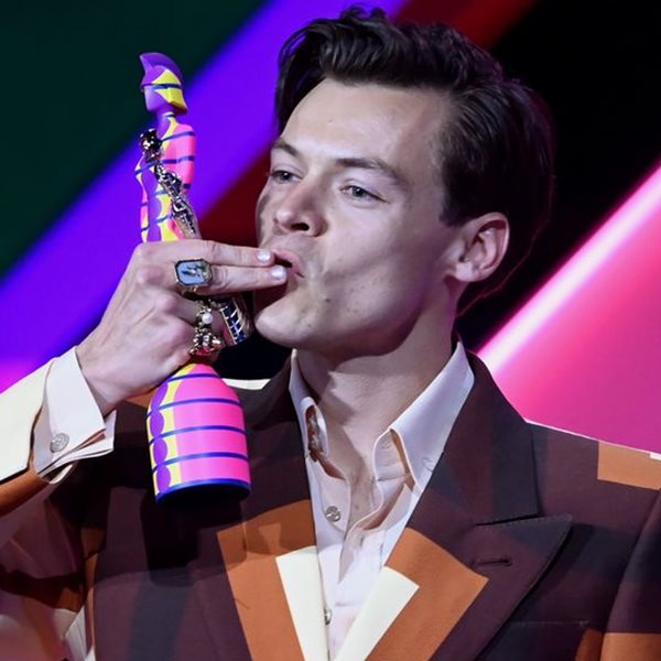 Ακόμα ένα τρελό κοστούμι για τον Harry Styles