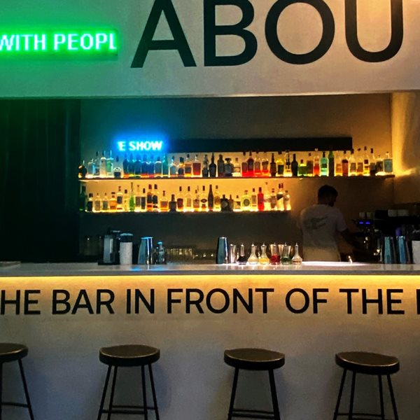 Στο κέντρο της Αθήνας, ένα μπαρ σερβίρει μπροστά από ένα άλλο μπαρ