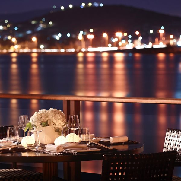 Οι παρά θίν' αλός απολαύσεις στο Grand Resort Lagonissi