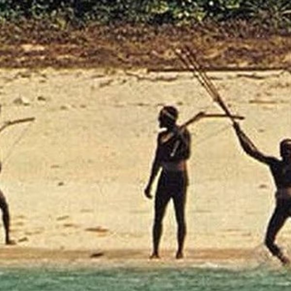 Ένας Αμερικανός επισκέφθηκε την πιο απομονωμένη και επικίνδυνη φυλή του πλανήτη στις Νήσους Ανταμάν