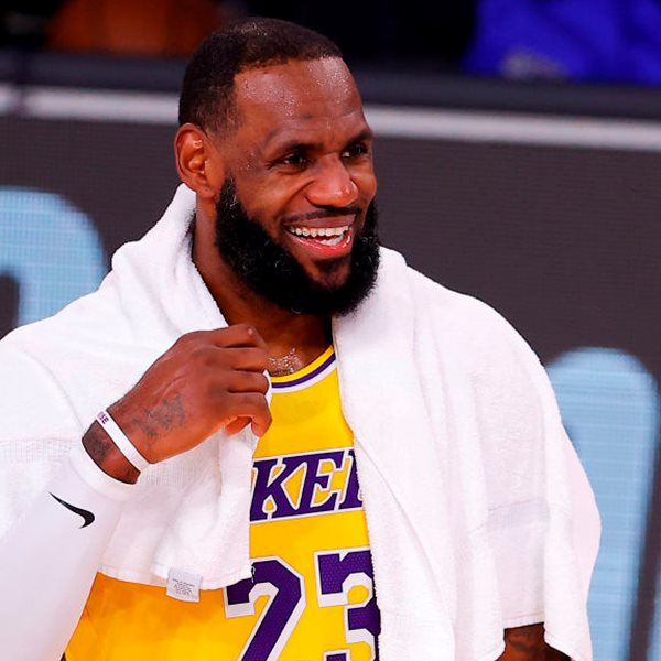 Το Esquire στο hoodie του LeBron James