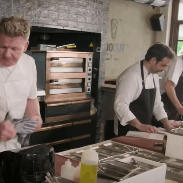 Σε άλλα νέα, ο Gordon Ramsay έφτιαξε σουβλάκια στο Hoocut