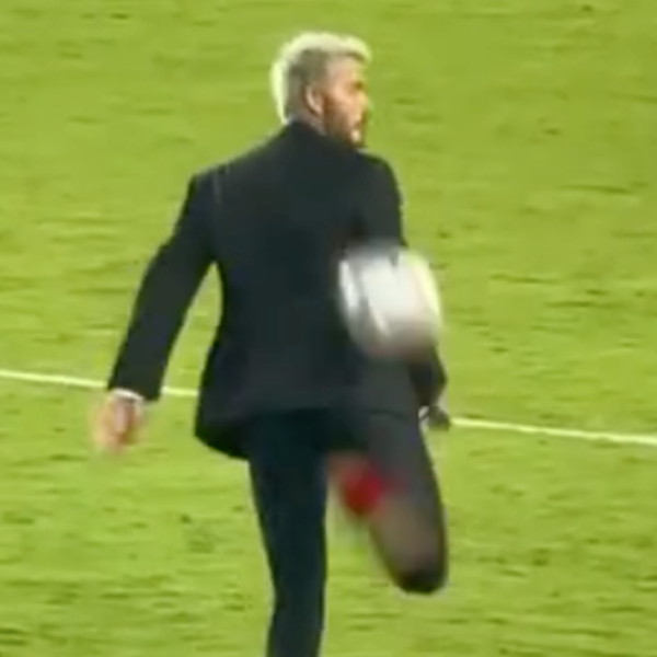 Μεγάλη μπάλα και με κοστούμι για τον David Beckham