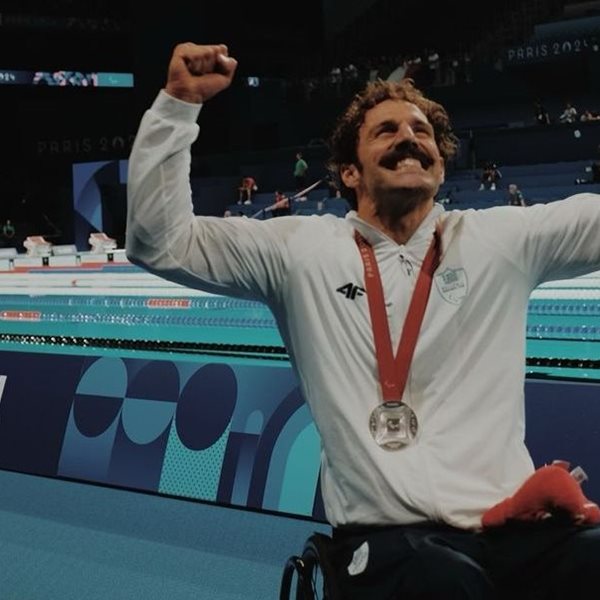 Ο Αντώνης Τσαπατάκης κέρδισε αργυρό μετάλλιο και μας υπενθυμίζει να ζούμε