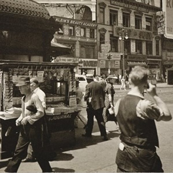 Άνδρας φαίνεται να μιλάει σε κινητό τηλέφωνο, σε φωτογραφία του 1936