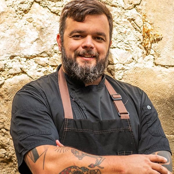 Κάτι νόστιμο μαγειρεύει ο Νίκος Θωμάς στην Κρήτη