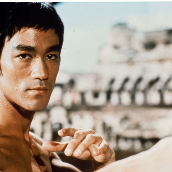Τα απίστευτα push-ups του Bruce Lee με δύο μόνο δάχτυλα