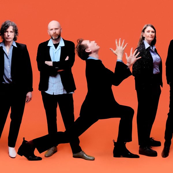 Ο Alex Kapranos των Franz Ferdinand έπαιξε μπουζούκι στο Glastonbury-το επικό ντουέτο με διάσημο ηθοποιό