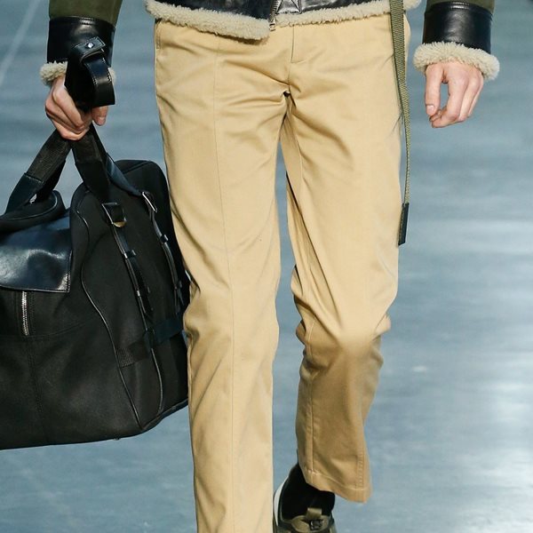 Το επίκαιρο πάντρεμα τσάντας με παπούτσια