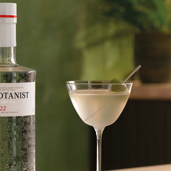 Dirty Martini με βοτανική κληρονoμιά