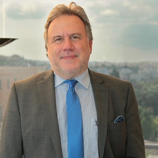 Γιατί αντιδρούν οι επαγγελματίες στο σενάριο του Κατρούγκαλου για τις εισφορές