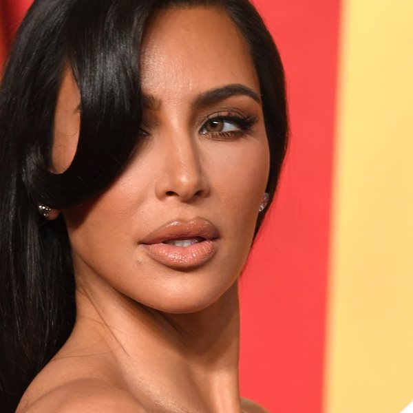 Όταν η Kim Kardashian φίλησε στο στόμα την Emma Roberts