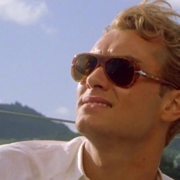 Η Persol αναβιώνει τα γυαλιά ηλίου του Jude Law από τα 90s
