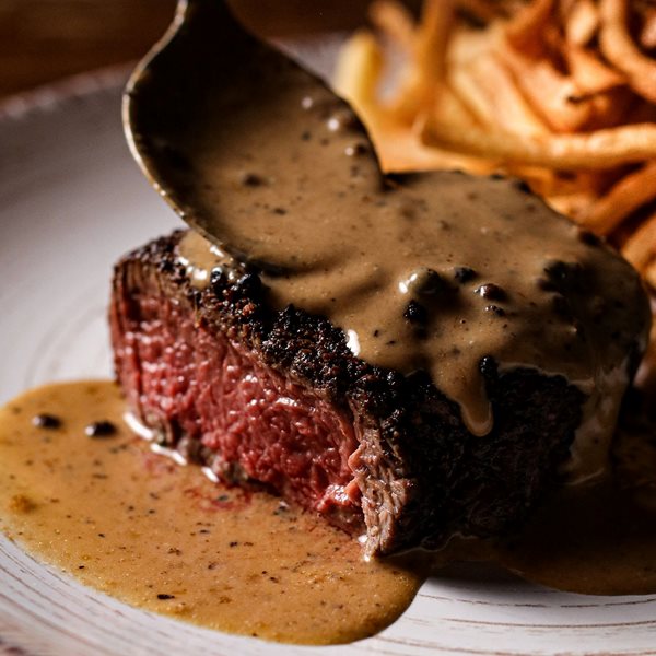 Steak Alive: Στον Κορυδαλλό ξέρουν (και) από πολύ καλό κρέας