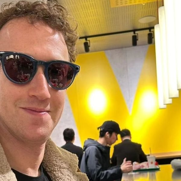 Σε άλλα νέα, ο Mark Zuckerberg κάνει τον Ευτύχη Μπλέτσα στην Ιαπωνία