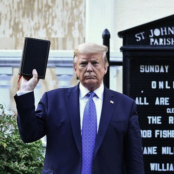 Πλέον μπορείς να αγοράσεις τη Βίβλο του Donald Trump