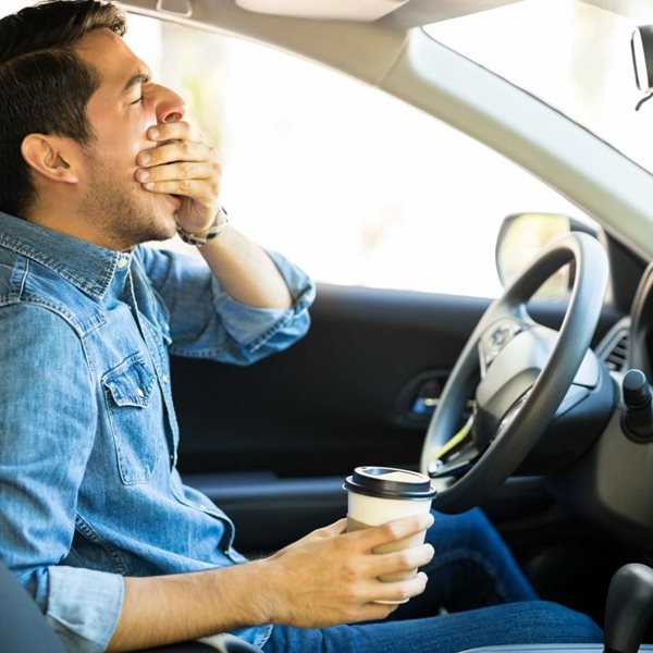 Είναι καλή ιδέα να πίνεις καφέ ενώ οδηγείς; Η επιστήμη απαντά