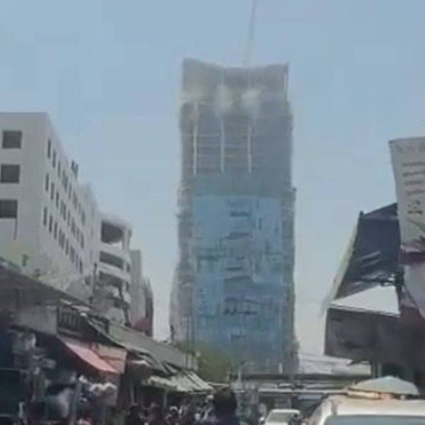 Τρομακτική στιγμή όταν καταρρέει ουρανοξύστης από τον σεισμό των 7,7 Ρίχτερ στη Μιανμάρ (video)