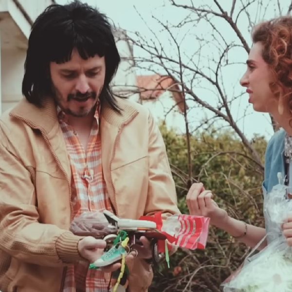 TOTE VS ΤΩΡΑ: Η νέα σειρά Τσουβέλα-Χαραλαμπούδη έχει trailer