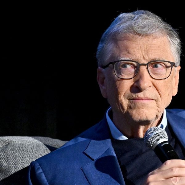 Τρία επαγγέλματα που θα γλιτώσουν από την επέλαση της τεχνητής νοημοσύνης, σύμφωνα με τον Bill Gates