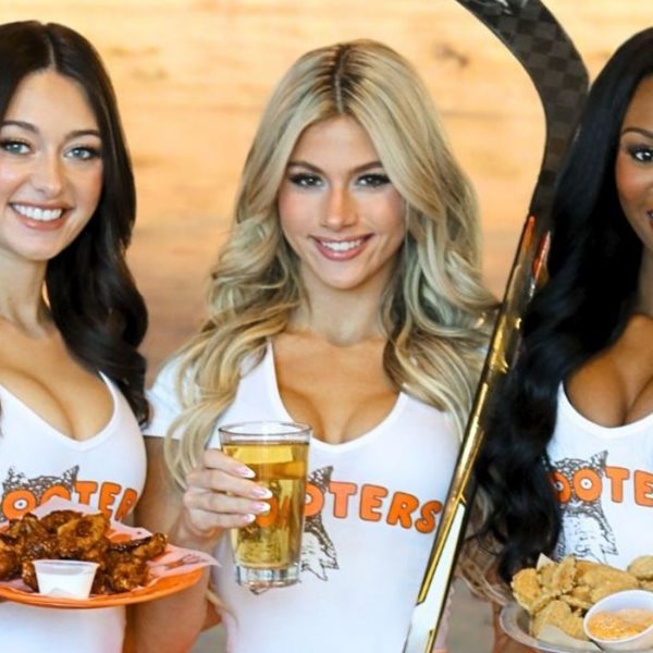 Κλείνουν τα εστιατόρια Hooters-Γνωστά για την εξυπηρέτηση με τα "καυτά" κορίτσια τους