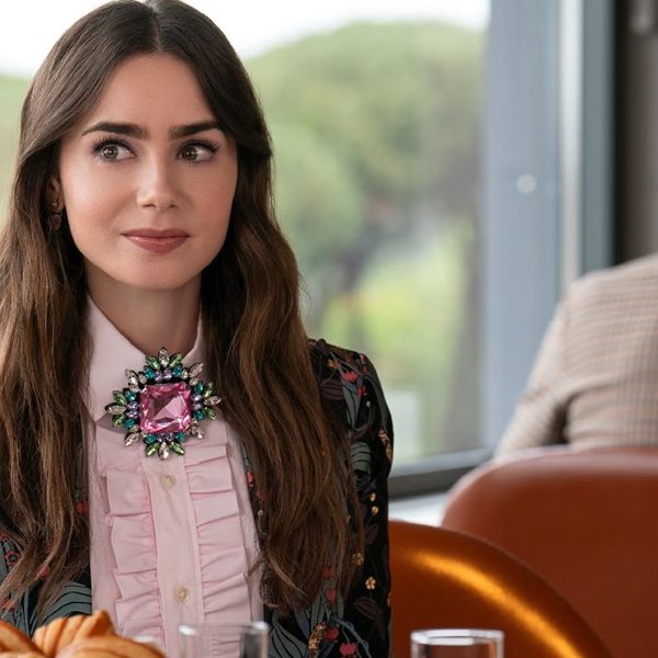 Γιατί μιλάει η πρωταγωνίστρια του Emily in Paris για τον Μητσοτάκη;