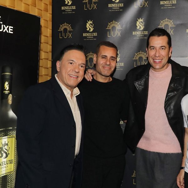 Αγαπημένα πρόσωπα της ελληνικής showbiz απολαμβάνουν την premium vodka Beneluxe στο Lux Stage Athens