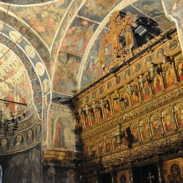 Δεκάδες πιστοί έσπασαν την καραντίνα σε εκκλησία της Πάτρας