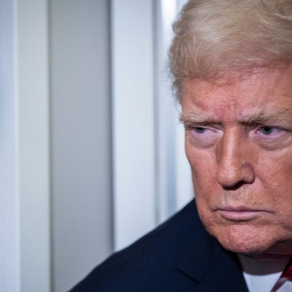 O Donald Trump ακύρωσε σχεδόν όλα τα εκτελεστικά διατάγματα του Joe Biden