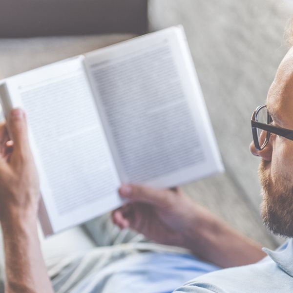 Τι είναι το "tsundoku" που γίνεται μόνο με βιβλία