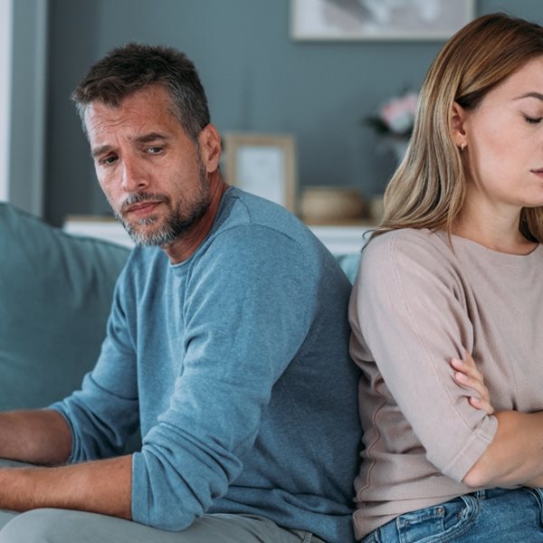 Τι είναι το negging και πώς μπορεί να καταστρέψει μια σχέση