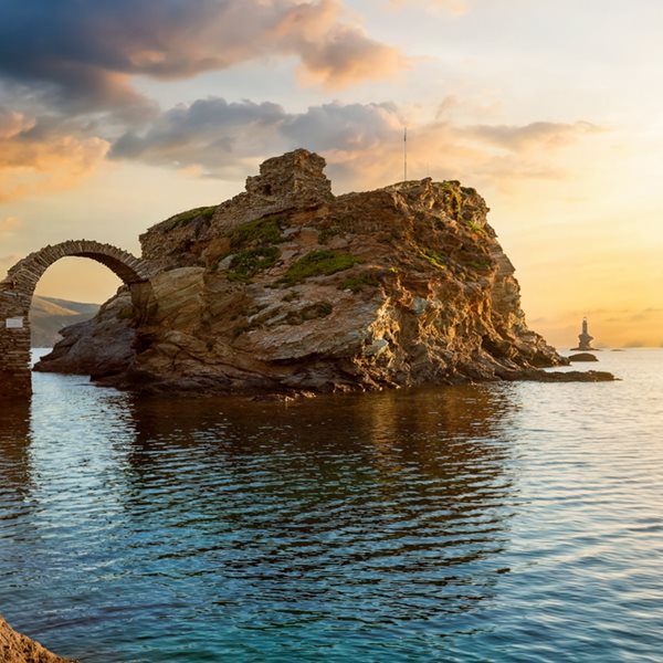 Αυτό είναι το κυκλαδίτικο νησί με την 'ήρεμη μαγεία', σύμφωνα με διεθνές μέσο