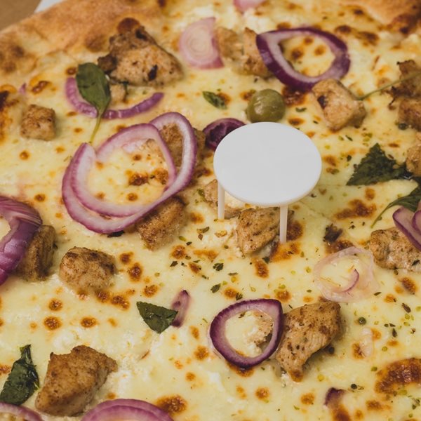 Πίτσα: Πού ακριβώς χρησιμεύει αυτό το πλαστικό στο κέντρο;