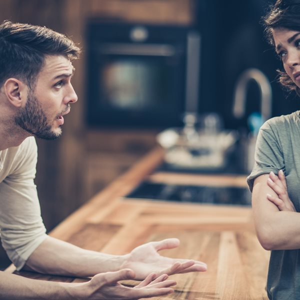 Πέντε σημάδια που δείχνουν ότι το ταίρι σου μάλλον σε απατάει