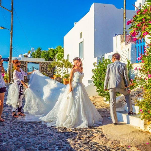 Πόσα χρήματα ξοδεύουν οι Έλληνες για να ταξιδέψουν για έναν γάμο