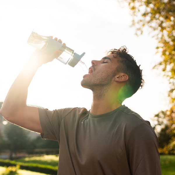 Το ρόφημα που σε ενυδατώνει καλύτερα από το νερό