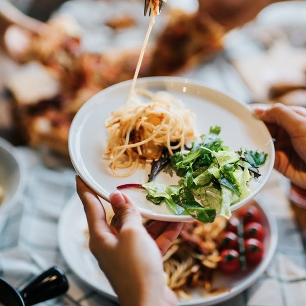 Ποια είναι η καλύτερη ώρα για δείπνο και πώς επηρεάζει την υγεία