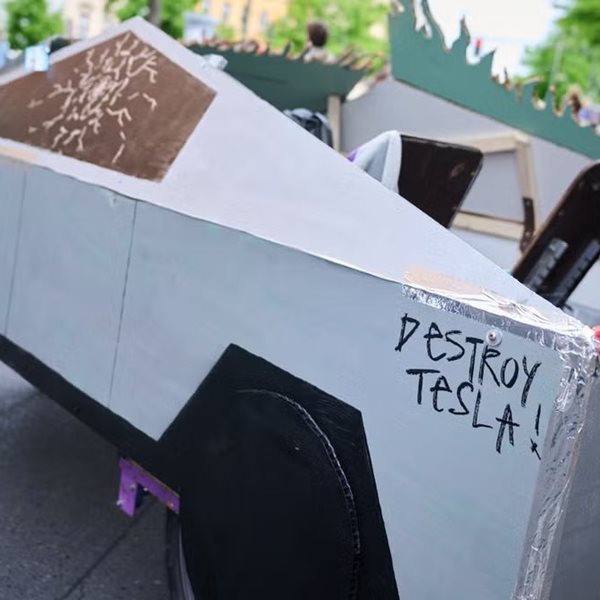 Γιατί βανδαλίζουν αυτοκίνητα της Tesla στις ΗΠΑ;