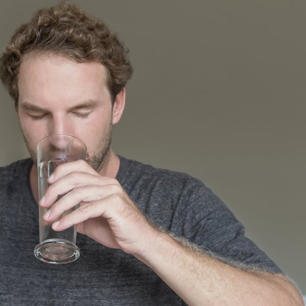 Γιατί δεν πρέπει να πίνεις νερό πριν πας για ύπνο