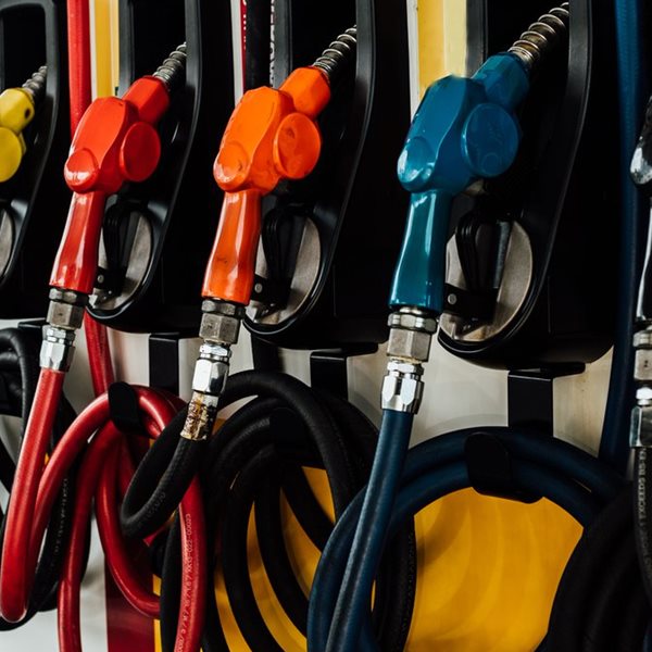 Οι τιμές των καυσίμων μετά τη βουτιά του πετρελαίου