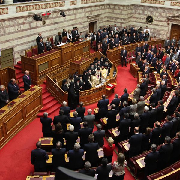 Πρόταση για μείωση 50% στους μισθούς των βουλευτών λόγω κορονοϊού