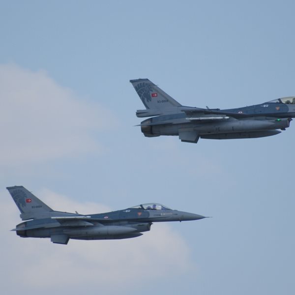 Η Βρετανία 'εξετάζει' την αποστολή μαχητικών στην Ουκρανία