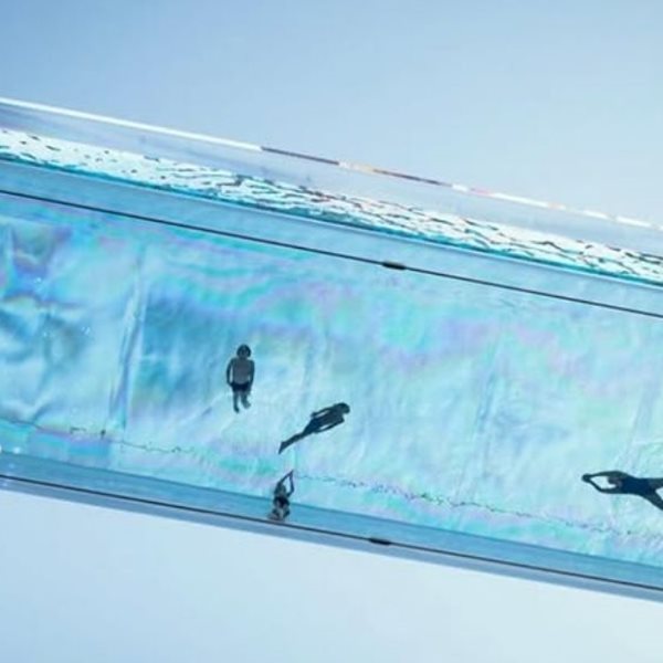 Αυτή η πισίνα κρέμεται ανάμεσα σε δυο ουρανοξύστες (video)