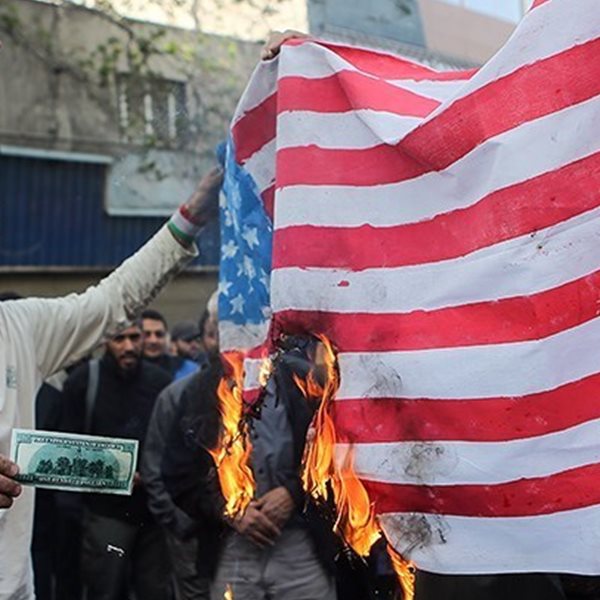 Ιράν: "Τα πολεμικά πλοία των ΗΠΑ θα καταστραφούν αν μας απειλήσουν"