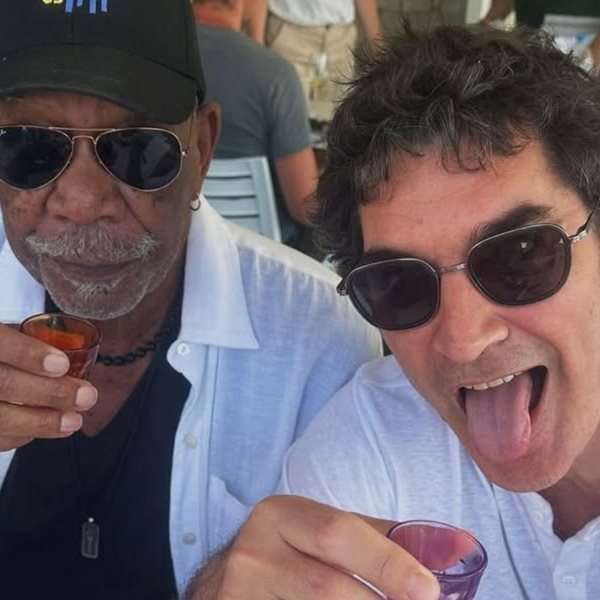 Ο Χριστόφορος Παπακαλιάτης πίνει σφηνάκια παρέα με τον Morgan Freeman στους Παξούς