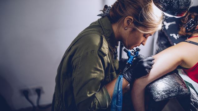 Οι Ουκρανοί κάνουν τατουάζ για τον πόλεμο